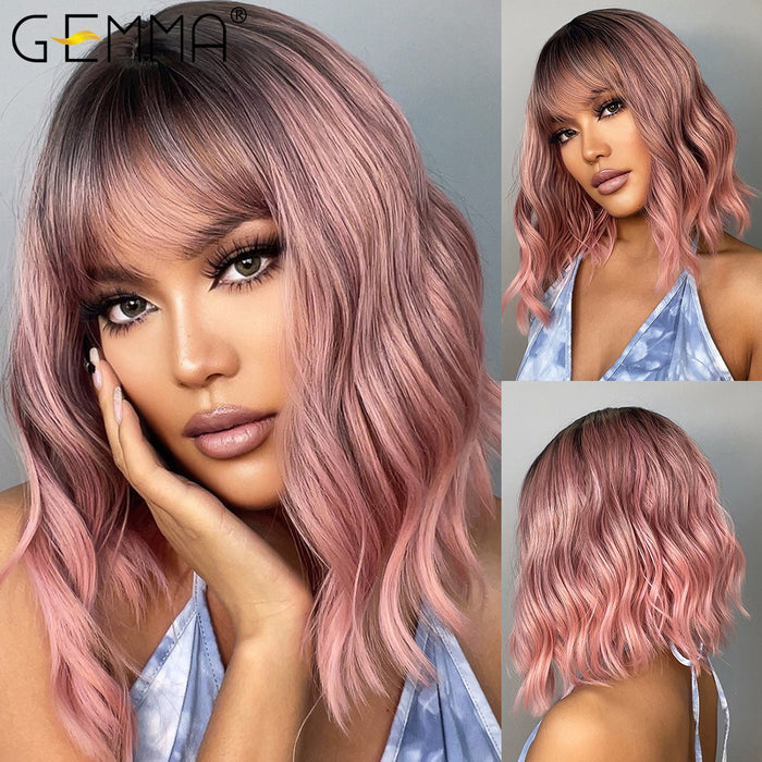GEMMA 2 - Perruque rose, mi-longue et ondulée avec frange en cheveux synthétiques
