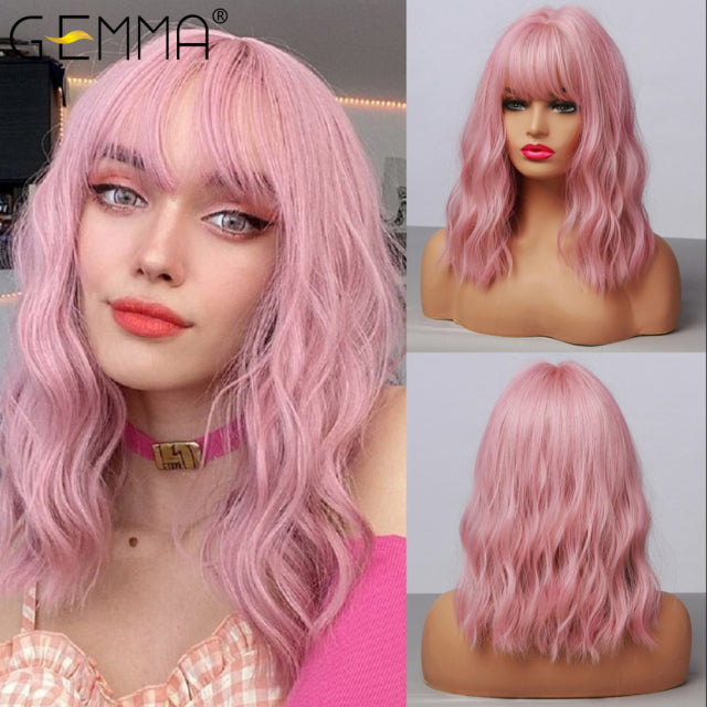 GEMMA 2 - Perruque rose, mi-longue et ondulée avec frange en cheveux synthétiques